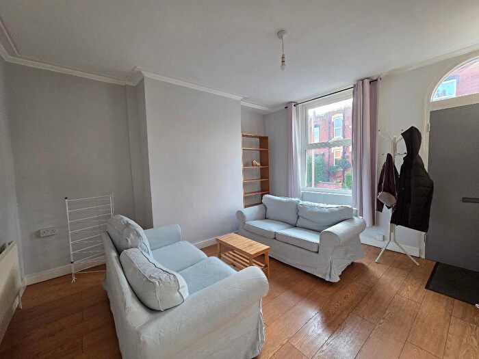 2 Bedroom End Of Terrace House To Rent In Pennington Grove, Leeds, LS6