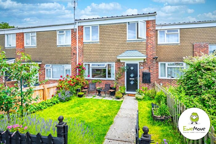 3 Bedroom Terraced House For Sale In Deerhurst Way, Swindon, SN5