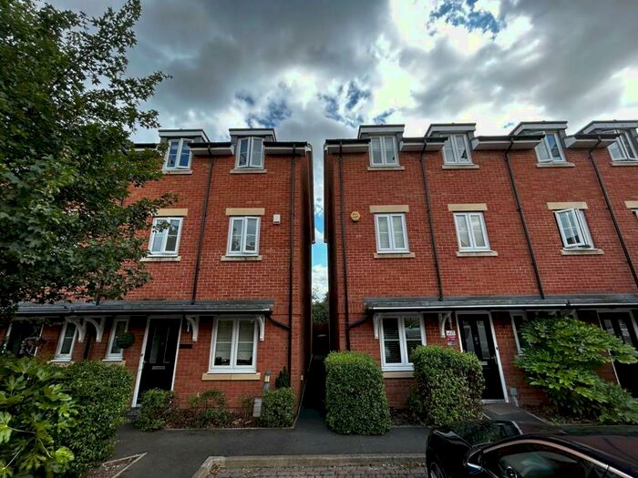 4 Bedroom Detached House To Rent In Slough, Berkshire, SL3