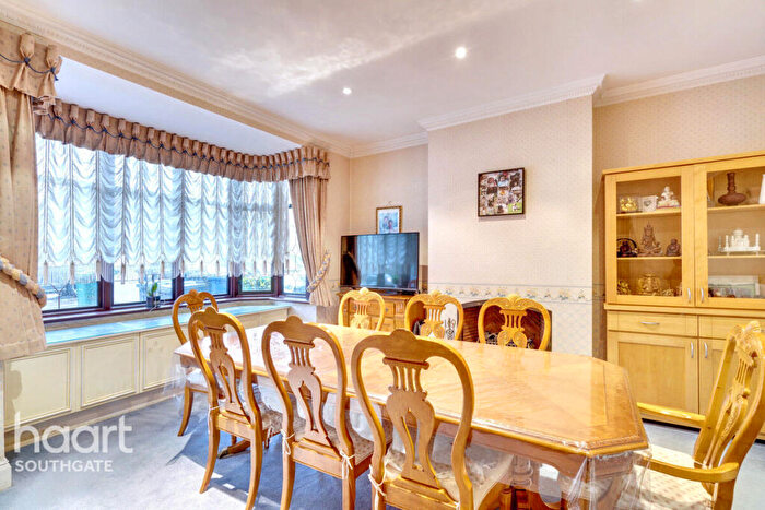 5 Bedroom Semi-Detached House For Sale In Cat Hill, Barnet, EN4