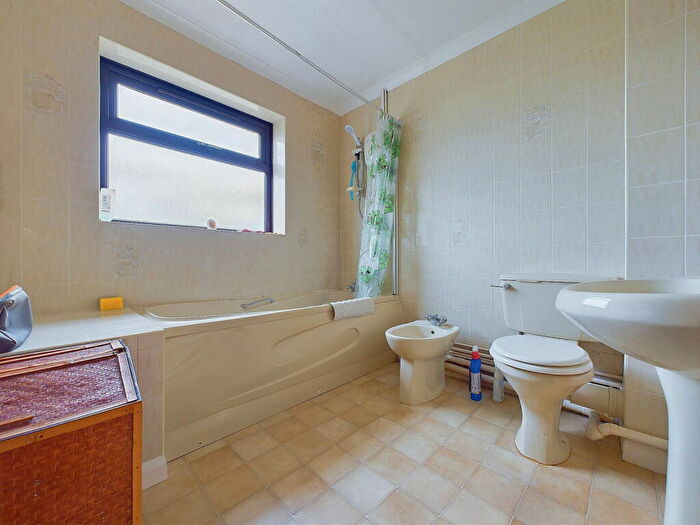 1 Bedroom Apartment For Sale In Brighton Road, Lancing, BN15