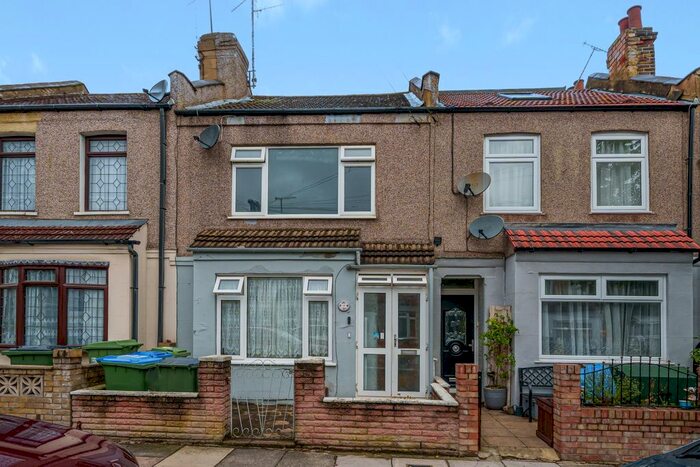 2 Bedroom Flat To Rent In Malton Street, London, SE18