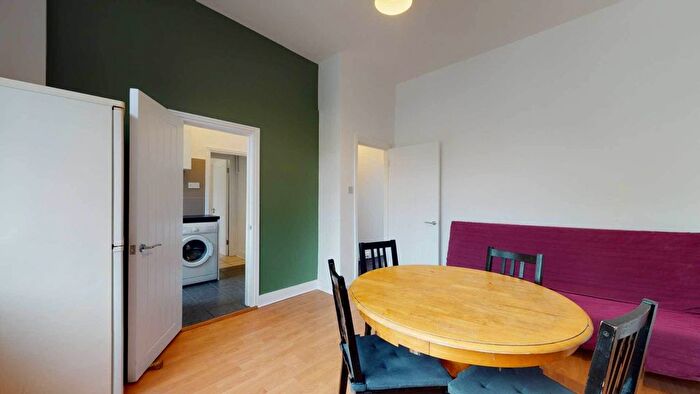 2 Bedroom Flat To Rent In Upper Tooting Road, Tooting Bec, London, SW17