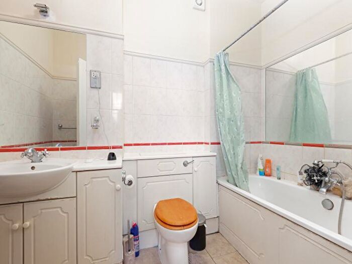 2 Bedroom Apartment To Rent In Imperial Hall, - City Road, London, EC1V
