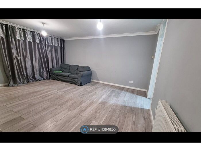 2 Bedroom Maisonette To Rent In Solway Close, Hounslow, TW4