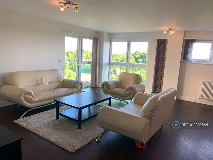 3 Bedroom Flat To Rent In Exeter House, Dagenham, RM8