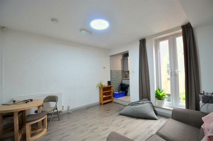 6 Bedroom Terraced House To Rent In / Academic Year Superior Double Bedroom, Bathrooms Student House, Teignmouth Road, Selly Oak, Free Ultrafast, B29