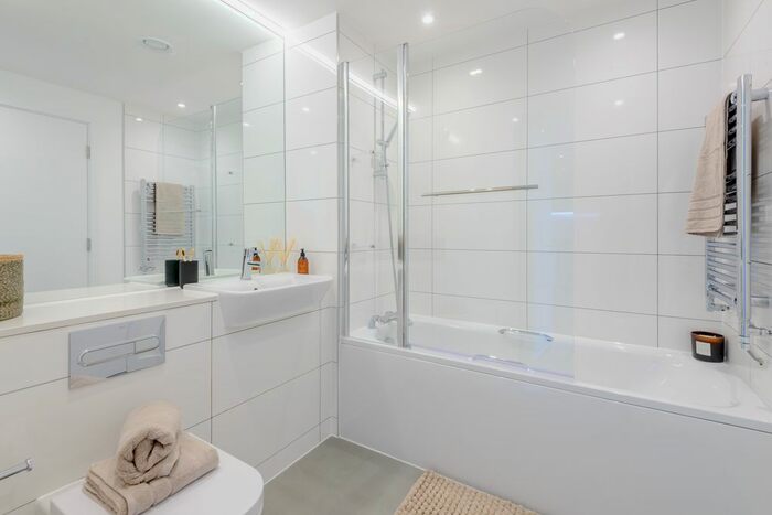 3 Bedroom Flat To Rent In Lionel Road South, Brentford, TW8