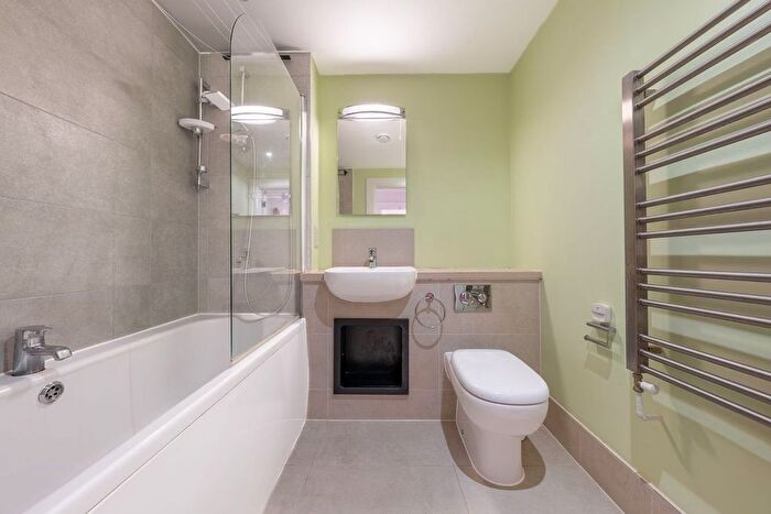 4 Bedroom Terraced House To Rent In Victoria Road, Barnet, London, EN4