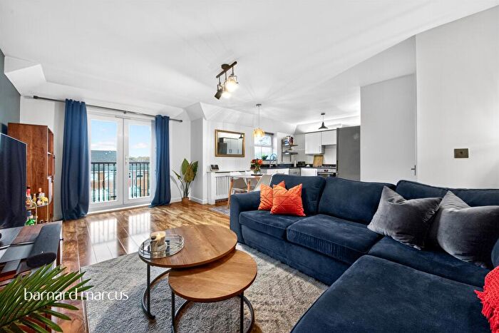 2 Bedroom Apartment For Sale In Gilson Place, London, N10