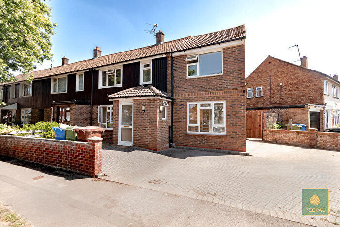 3 Bedroom End Of Terrace House For Sale In Oak Way, Aldershot, GU12
