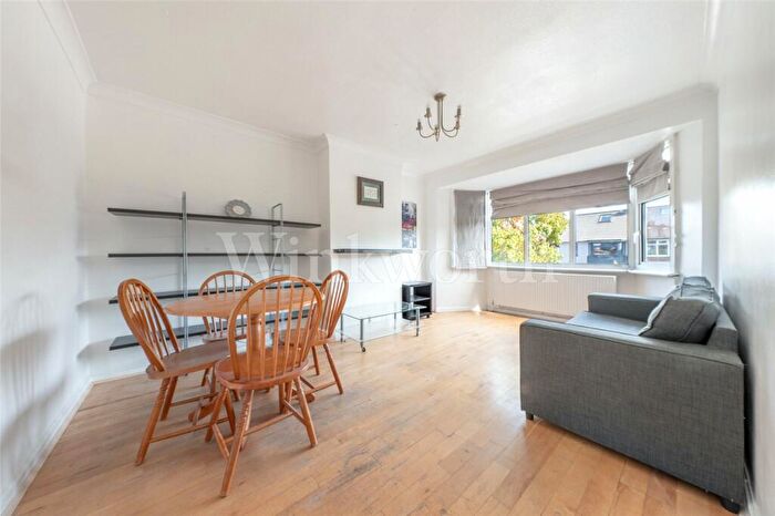 2 Bedroom Apartment To Rent In Pennine Drive, London, NW2