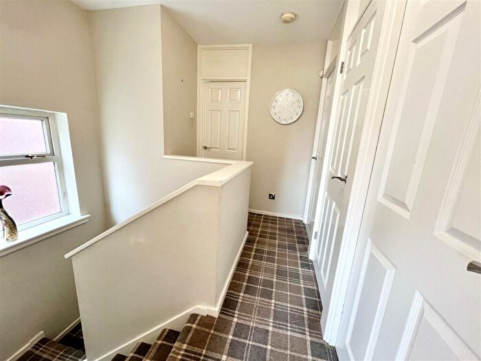 3 Bedroom Semi-Detached House For Sale In Wrekin Close, Halesowen, B63