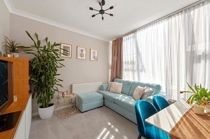 1 Bedroom Flat To Rent In Kingston Road, Raynes Park, London, SW20