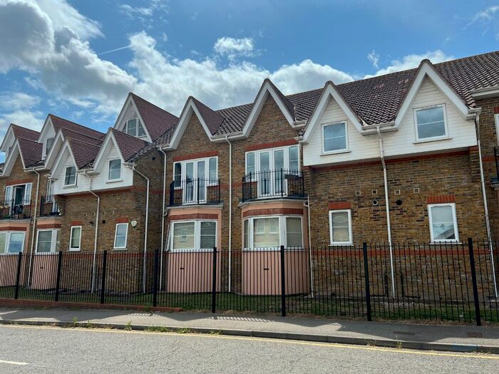 2 Bedroom Flat To Rent In Clayswell Court, Station Approach, Hockley, SS5