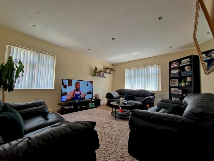 2 Bedroom Flat To Rent In Button Lane, Northern Moor, M23