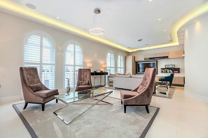 3 Bedroom Flat To Rent In Westbourne Gardens, London, W2