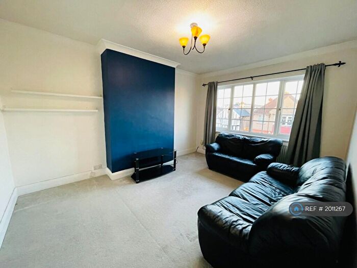 3 Bedroom Flat To Rent In Harrow, Middlesex, HA1