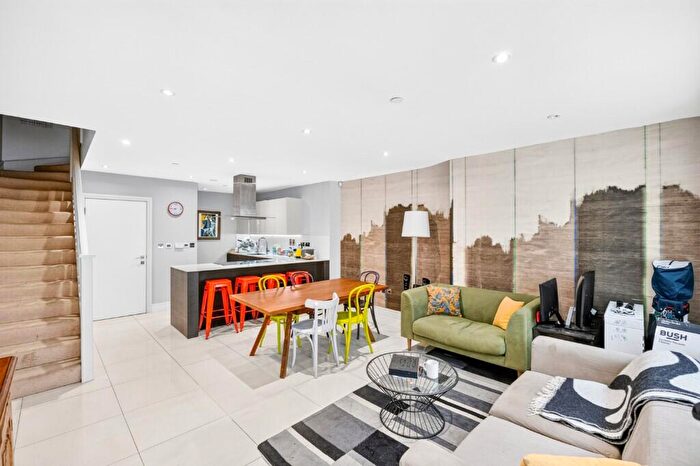 3 Bedroom Flat To Rent In Rampart Street, Tower Bridge, E1