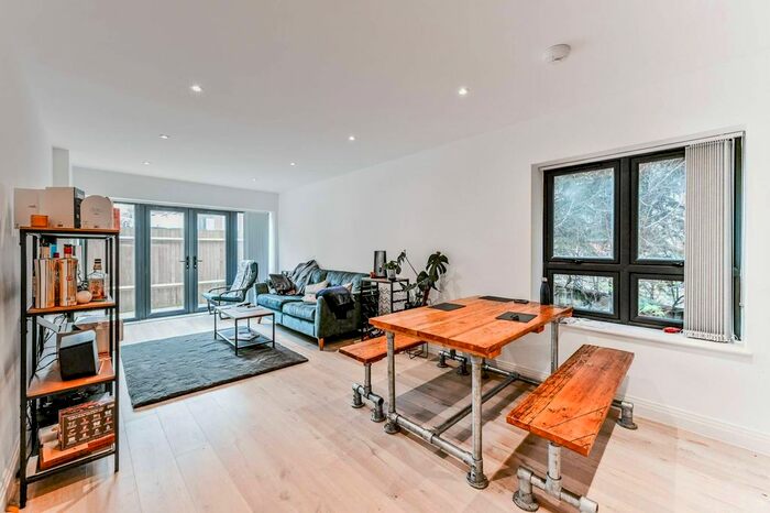 2 Bedroom Flat To Rent In More Close, Croydon, Purley, CR8