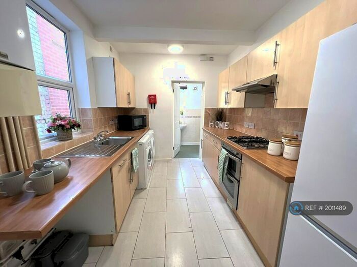 6 Bedroom Terraced House To Rent In Grange Avenue, Reading, RG6