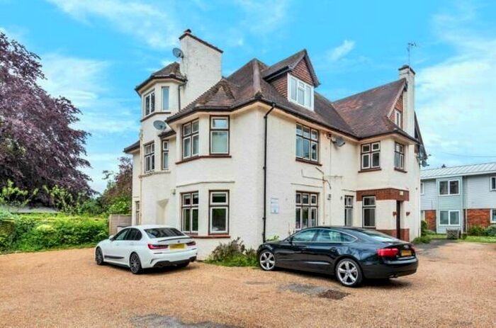 2 Bedroom Flat To Rent In Cross Lanes, Guildford, GU1