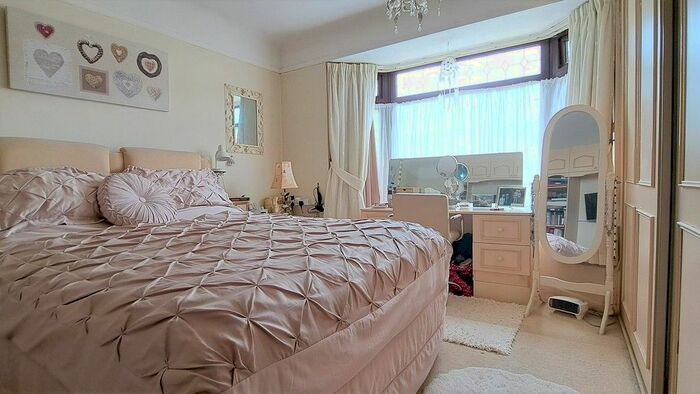2 Bedroom Bungalow For Sale In Osborne Road, New Milton, BH25