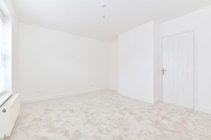 3 Bedroom End Of Terrace House For Sale In Beaconsfield Road, Maidstone, Kent, ME15