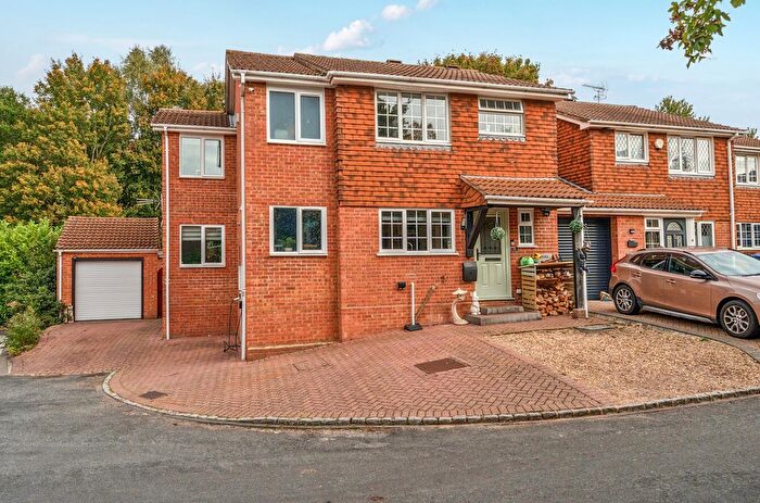5 Bedroom Link Detached House For Sale In Dovedale Close, Heath Park, Sandhurst, Berkshire, GU47