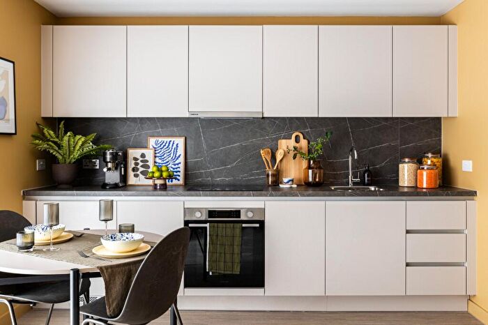Apartment To Rent In Candleriggs, Trongate, Glasgow, G1