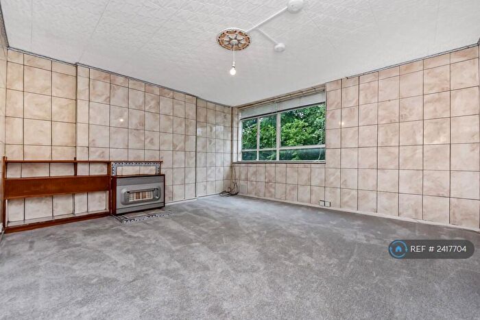 3 Bedroom Flat To Rent In St Mary's Road, London, SE15