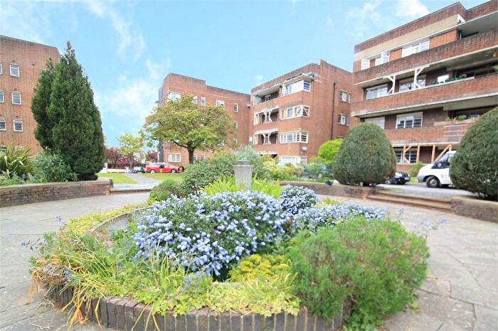 2 Bedroom Flat To Rent In Dorchester Court, Herne Hill., London, SE24