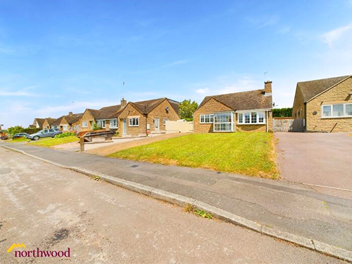 2 Bedroom Detached Bungalow For Sale In Manor Park, Claydon, OX17