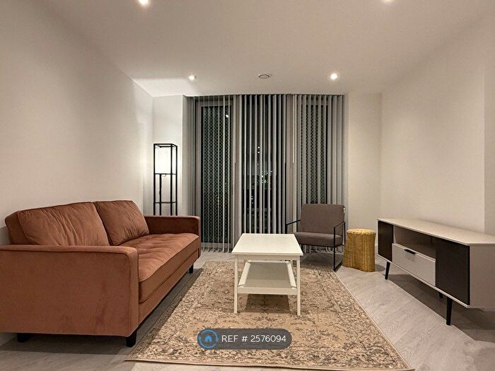 2 Bedroom Flat To Rent In Trinity Way, Manchester, M3