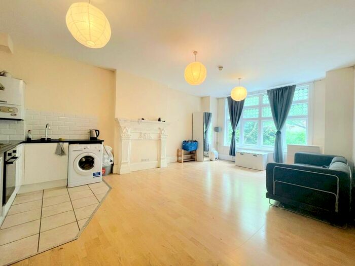 Flat To Rent In Hornsey Lane, Highgate, N6