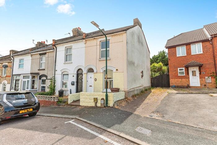 3 Bedroom End Of Terrace House For Sale In Kitchener Road, Rochester, Kent, ME2