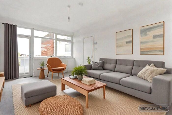 2 Bedroom Flat To Rent In Palace Road, London, SW2