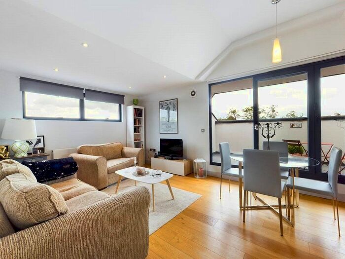 2 Bedroom Flat To Rent In Lyons Crescent, Tonbridge, Kent, TN9