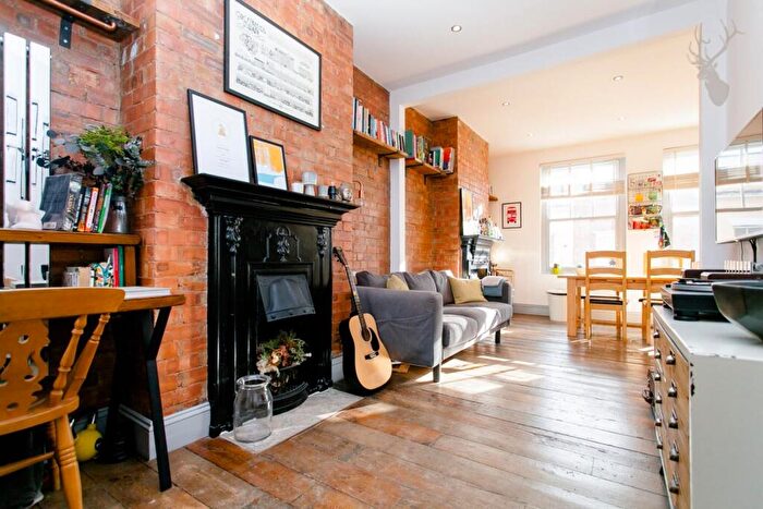 1 Bedroom Apartment For Sale In Roman Road, Bow, E3