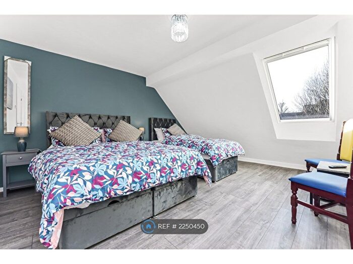 2 Bedroom Maisonette To Rent In Shott Close, Sutton, SM1