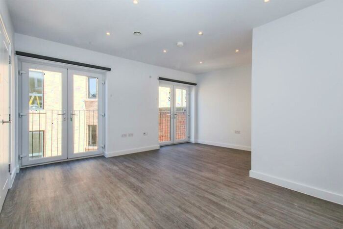 Flat To Rent In High Road, N12