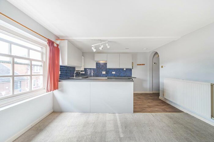 1 Bedroom Flat For Sale In Reading Road, Henley-On-Thames, RG9