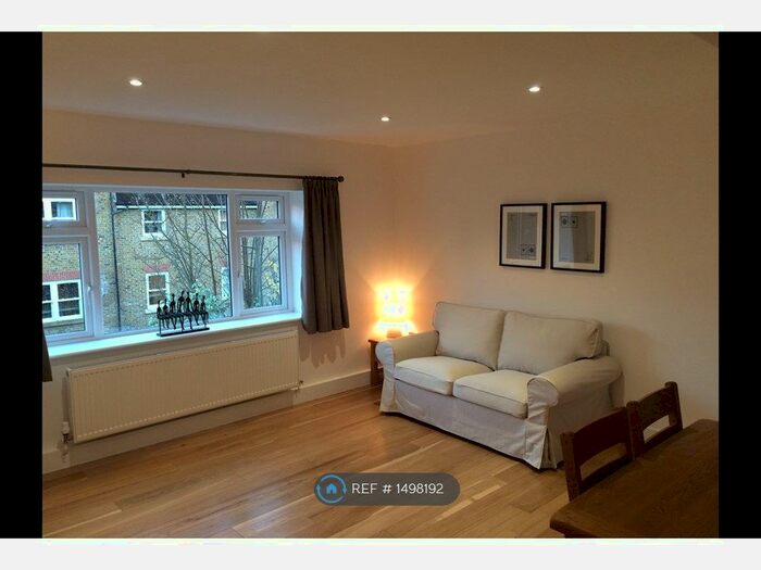 2 Bedroom Flat To Rent In Dolphin Close, Surbiton, KT6