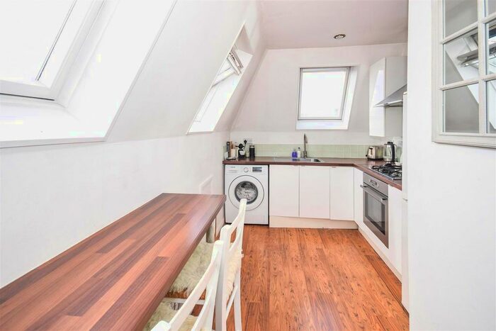 1 Bedroom Flat To Rent In Woodside, London, SW19