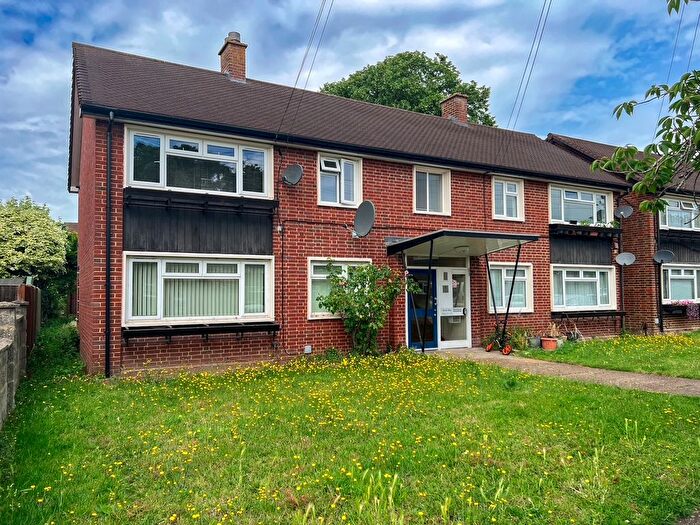 1 Bedroom Flat For Sale In Anne Way, West Molesey, KT8