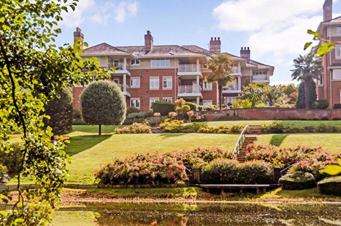 3 Bedroom Flat For Sale In Broadwater Place, Weybridge, KT13