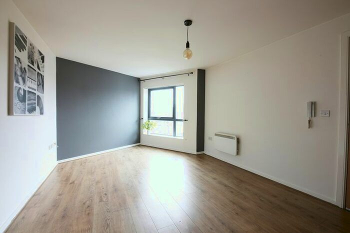 2 Bedroom Flat To Rent In The Decks, Runcorn, WA7
