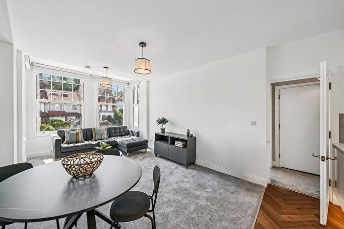 3 Bedroom Flat To Rent In Knollys Road, London, SW16