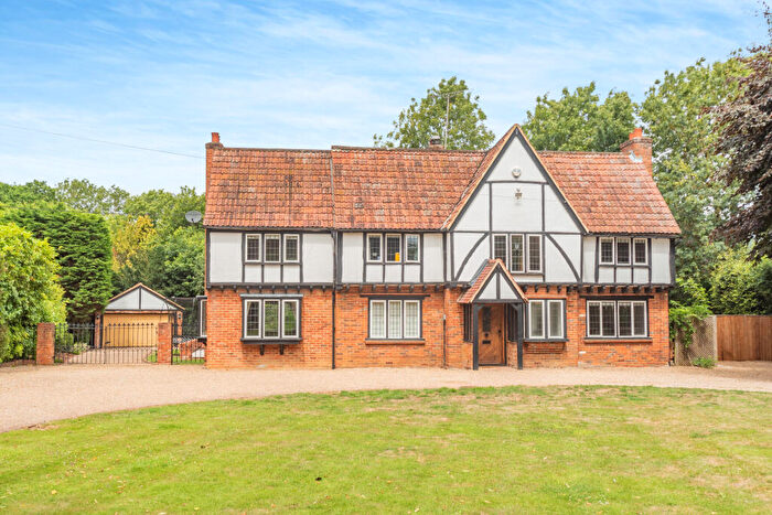 5 Bedroom Detached House For Sale In Hawthorn Hill, Warfield, RG42