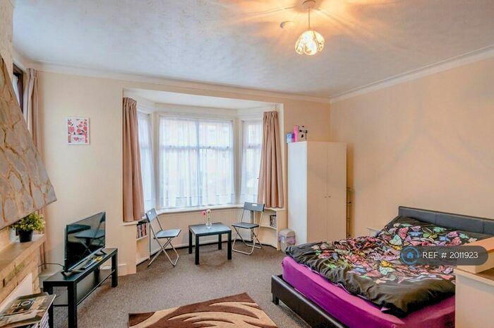 Studio To Rent In Ground Floor Studio, London, E6